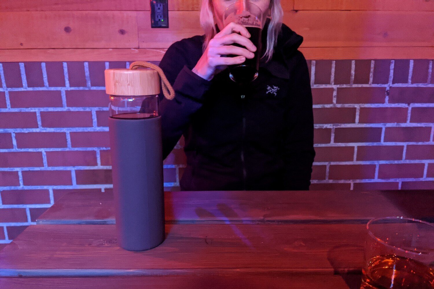 https://www.cleverhiker.com/wp-content/uploads/2023/08/A-person-sitting-at-a-table-with-the-Yomious-Glass-Water-Bottle-in-front-of-them.jpeg