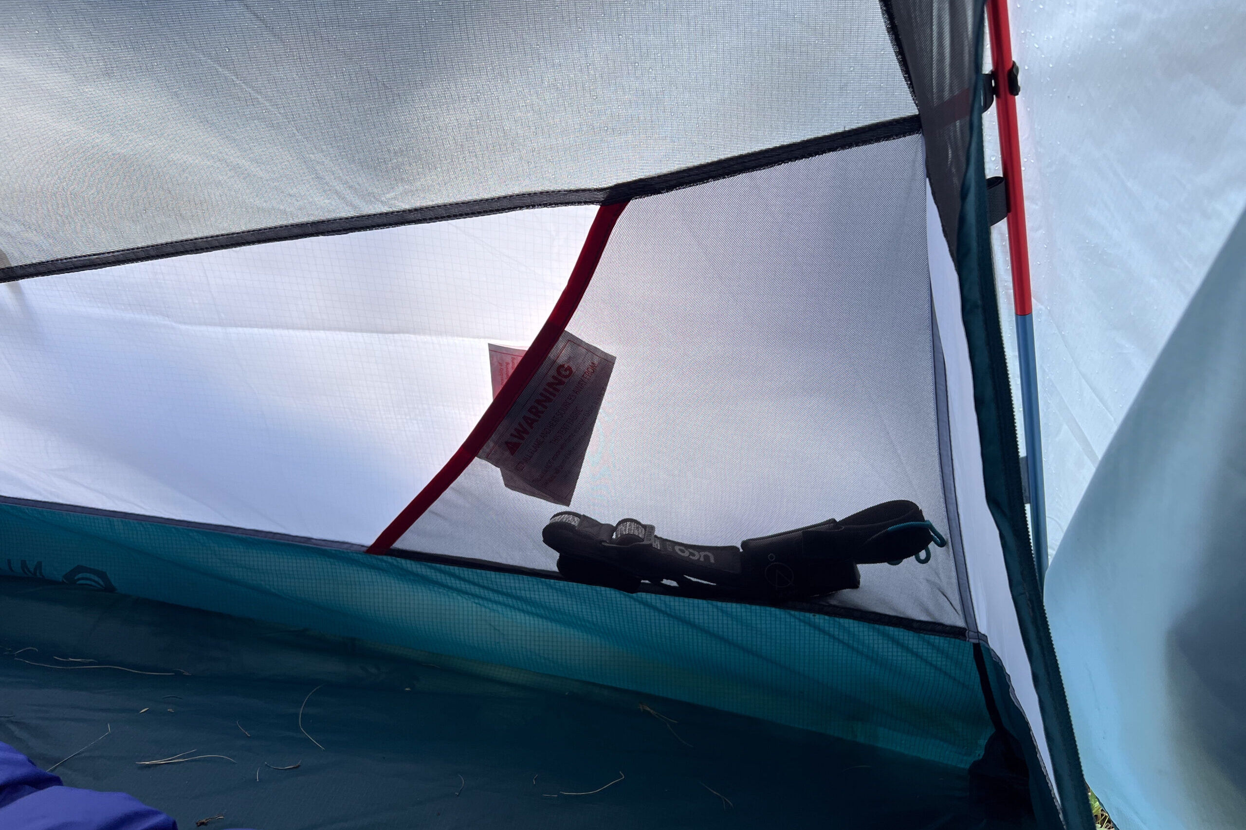 The image shows and interior mesh pocket holding a headlamp inside the Mineral King 3.