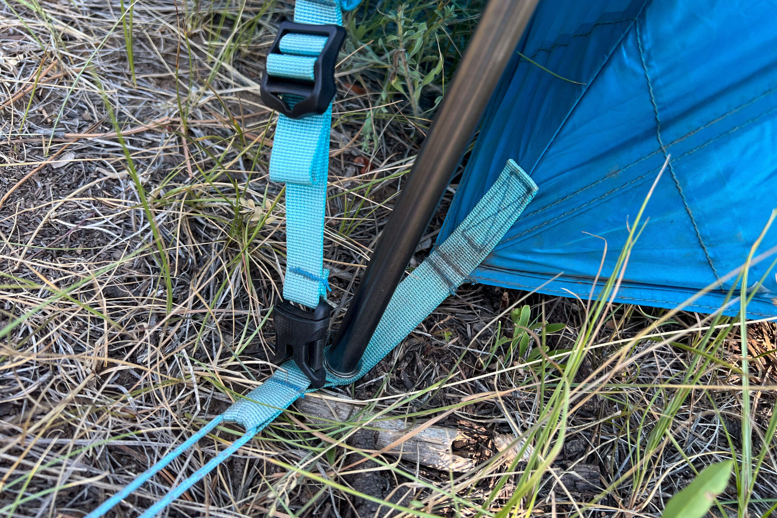 The image shows the color coded webbing used on the Nemo Aurora Highrise 4 ten. The Webbing of the tent body corner is blue as well as the webbing from the rainfly.