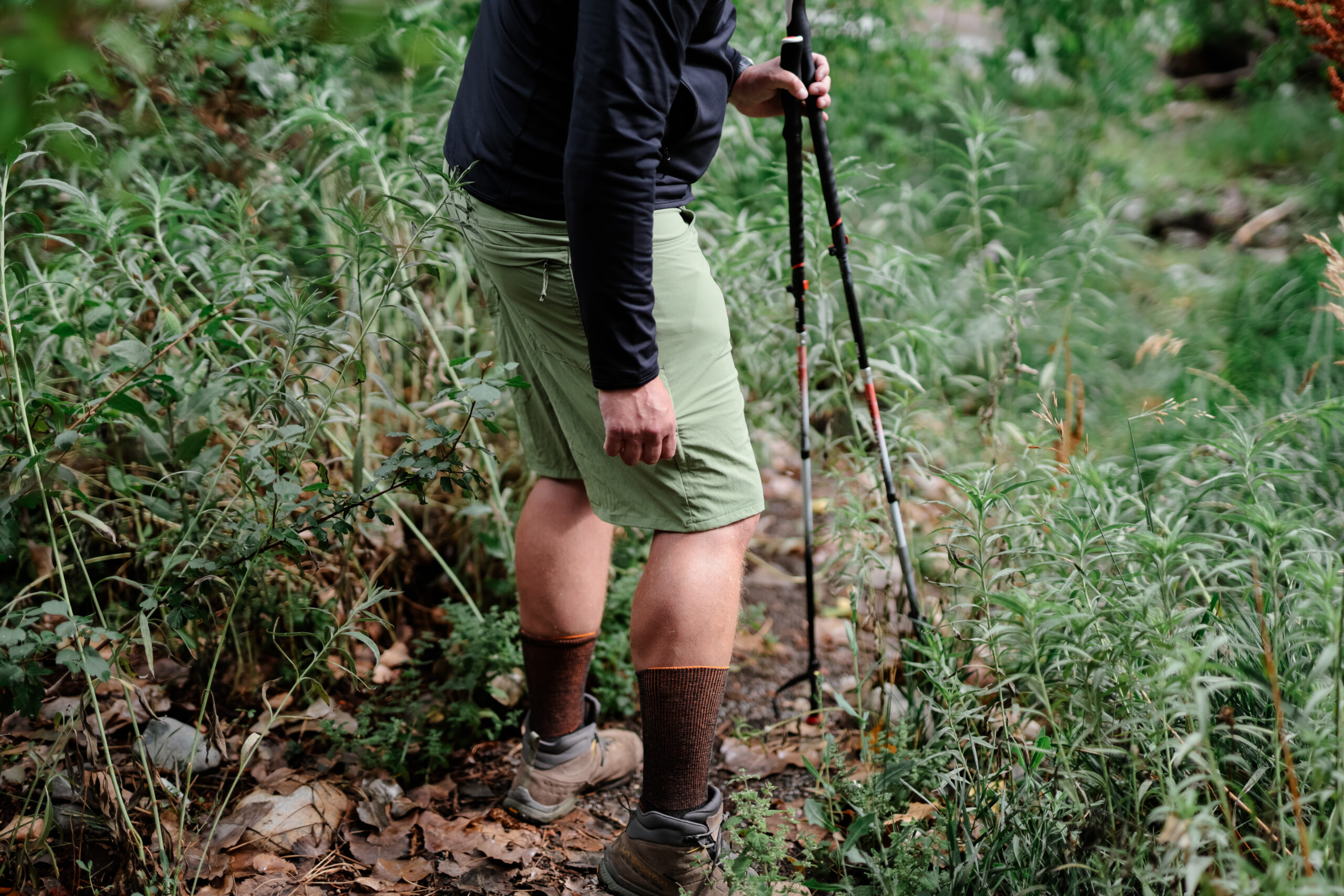 A hand a the side pocket on a pair of shorts