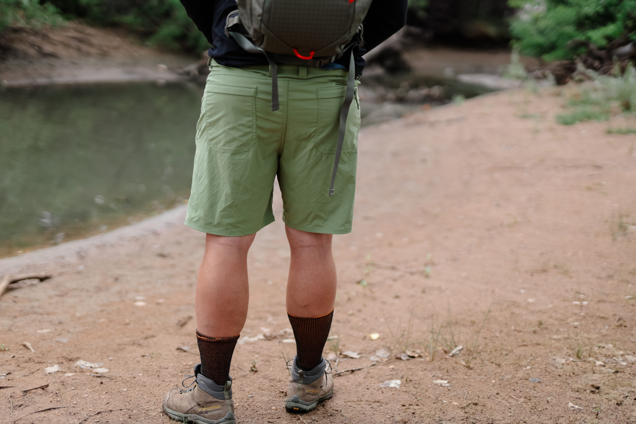 Homem de pé em um par de shorts