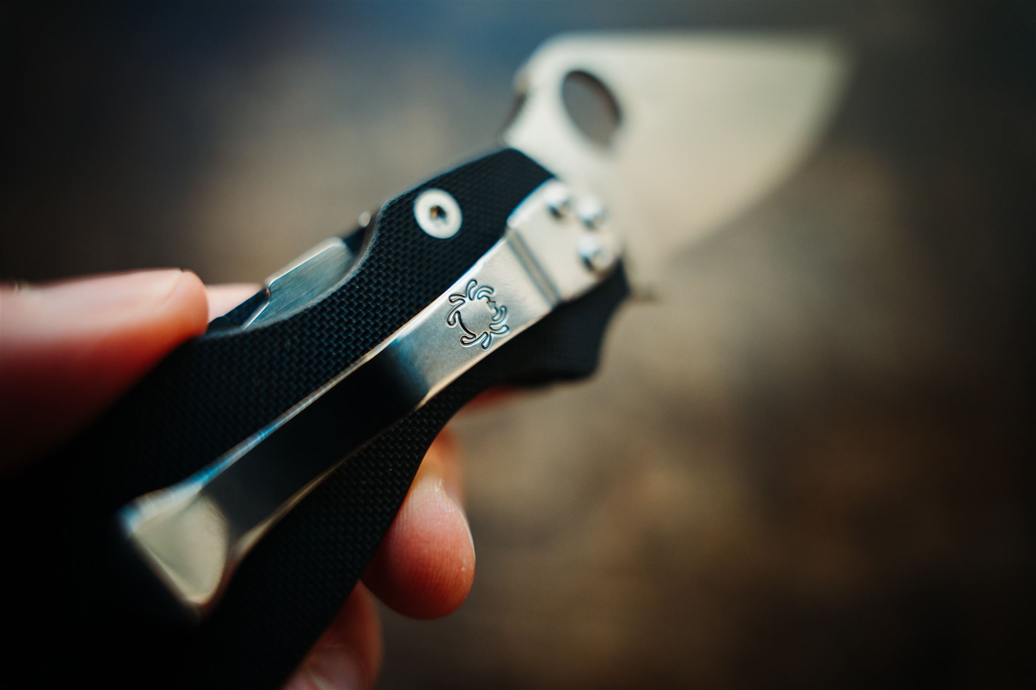 Close up of the Spyderco Para Military 2 pocket knife to show pocket clip and compression lock on the handle