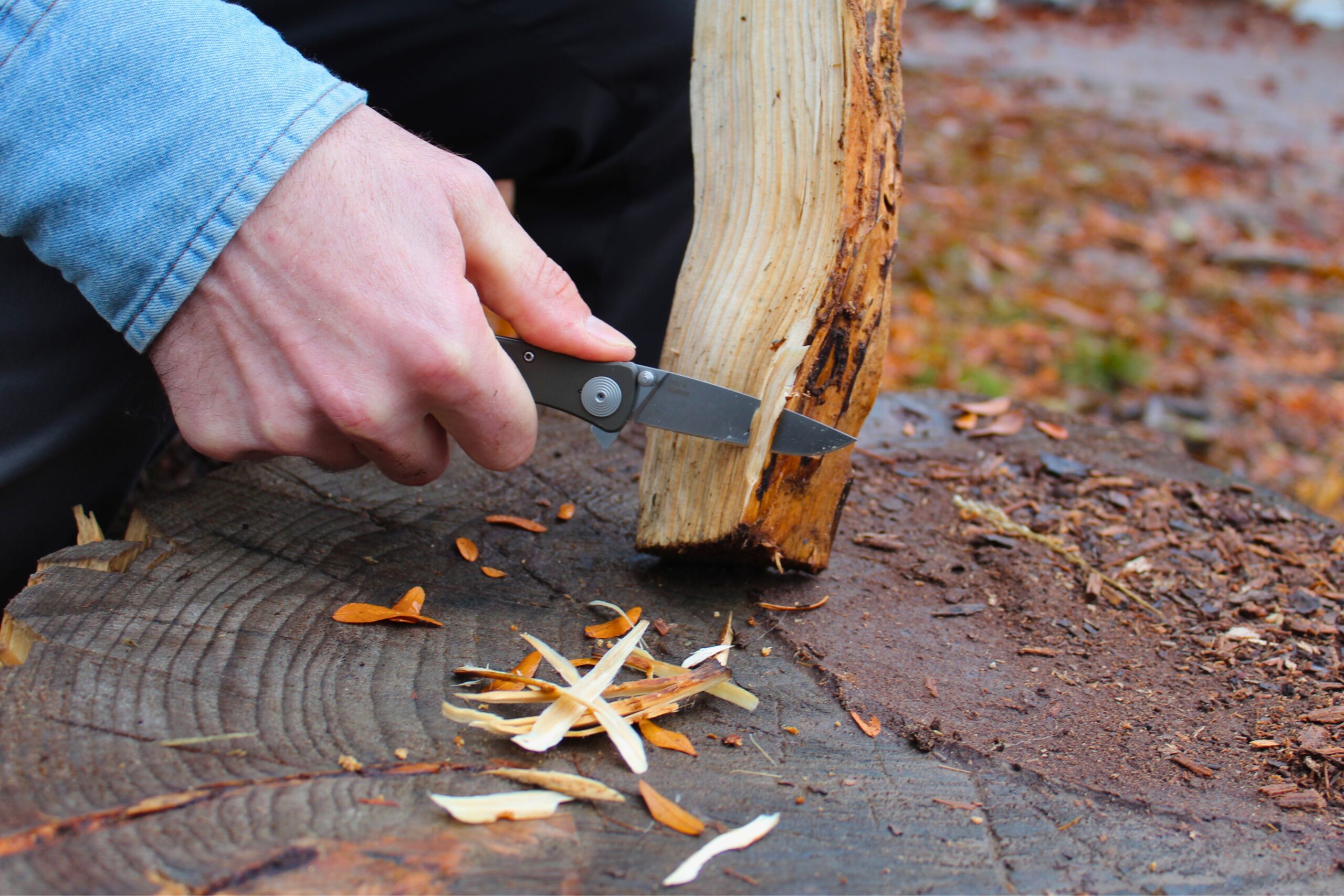 Using the SOG Twitch II to shave small pieces off of firewood