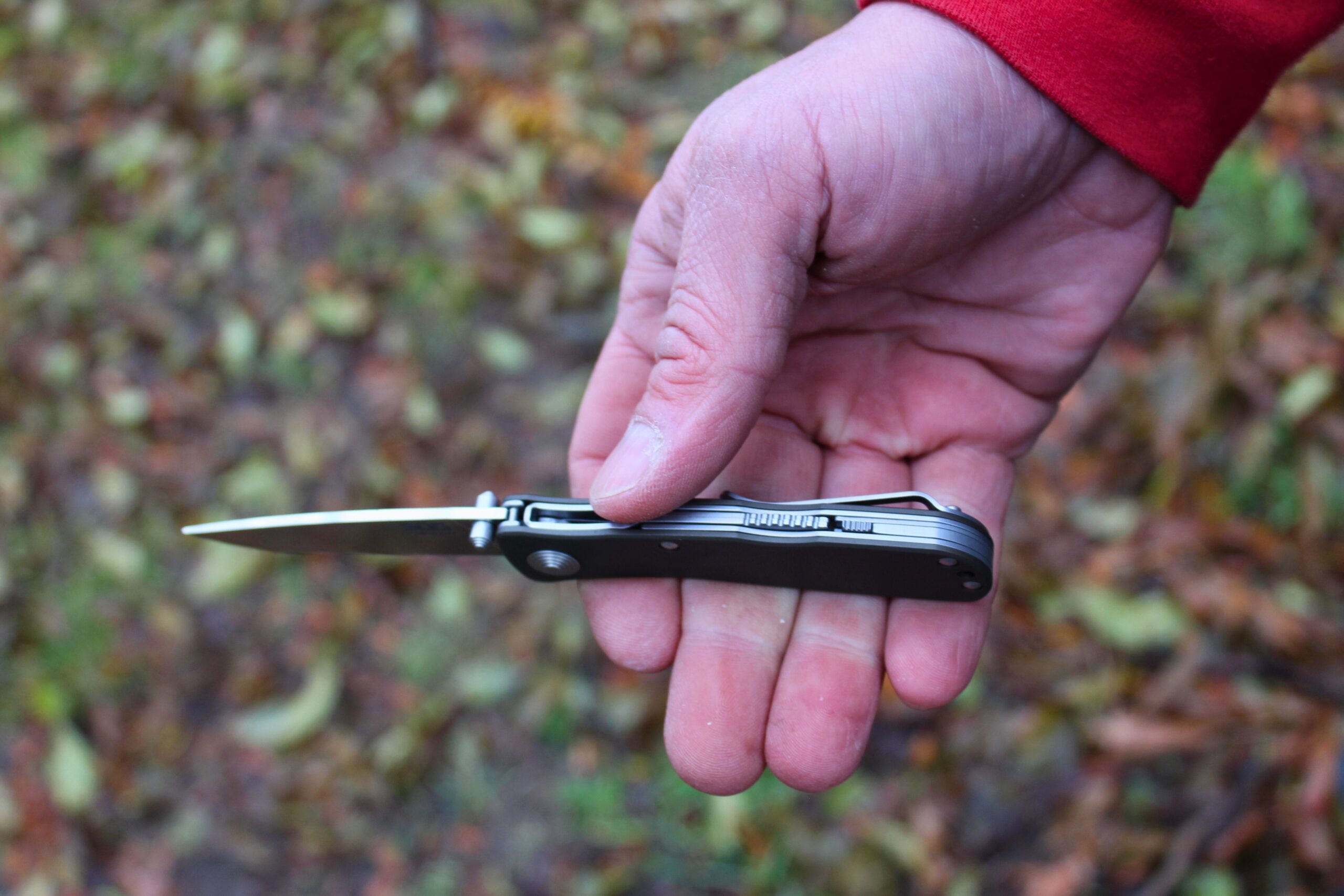 Holding the SOG Twitch II pocking knife to show the locking mechanism