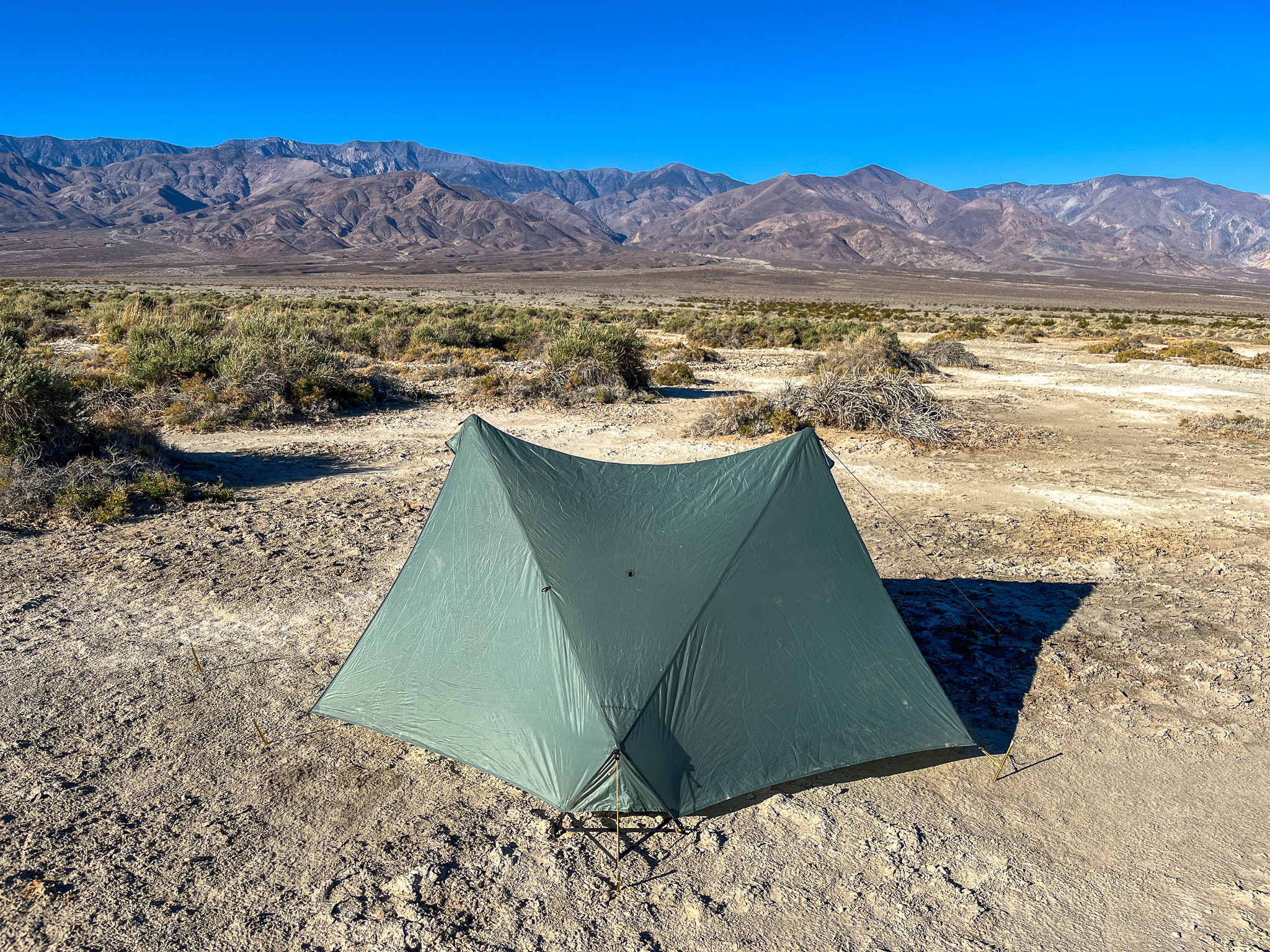 Side view of the Tarptent Stratospire 2 fully zipped up and staked out. Surrounding desert and mountains in the distance.