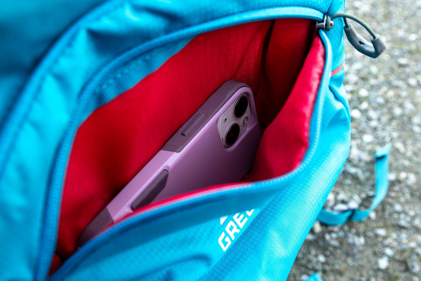 Details of Gregory Swift 16 H2O - the outer top pouch with a phone inside