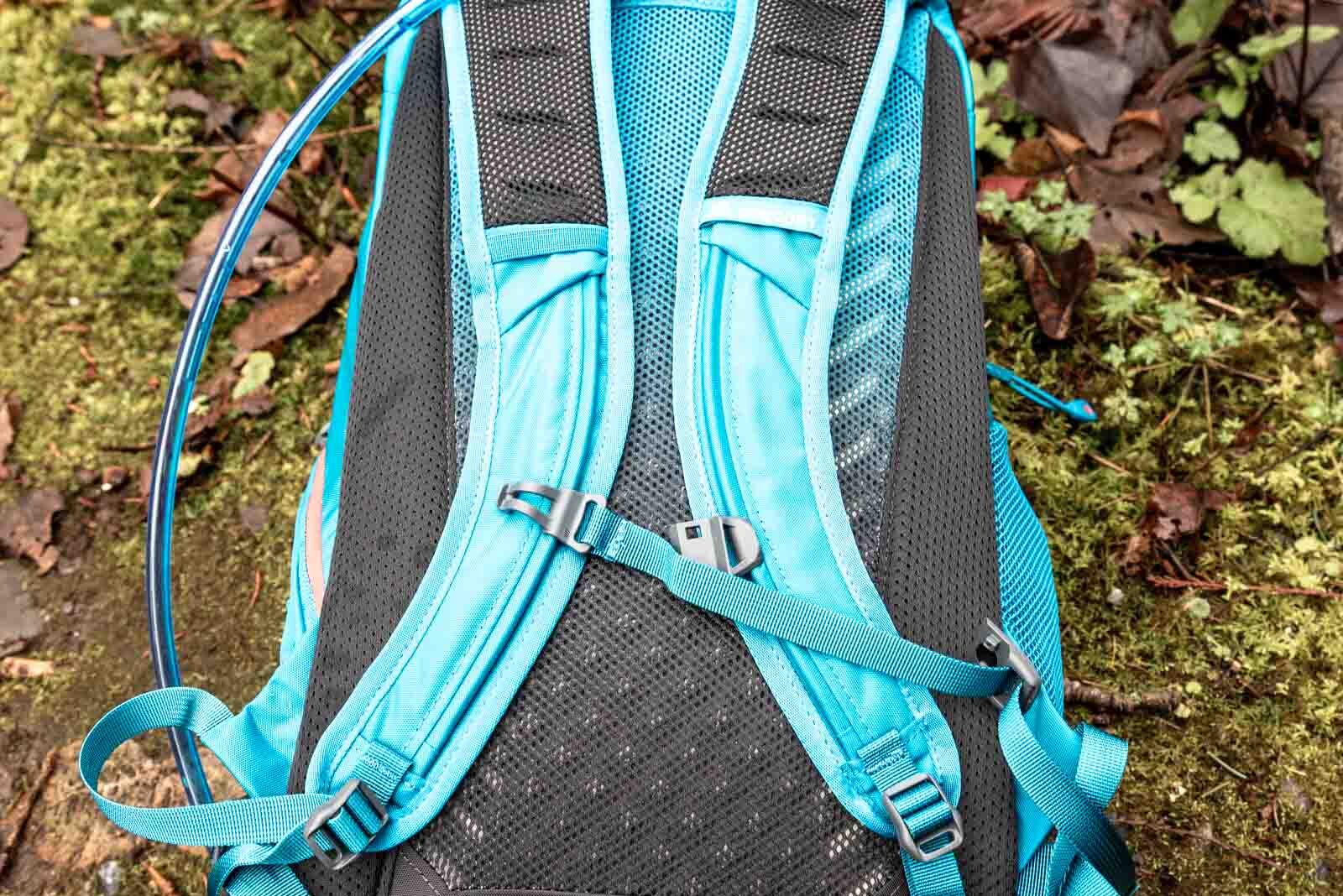 Details of Gregory Swift 16 H2O - The back of the pack and shoulder straps in view