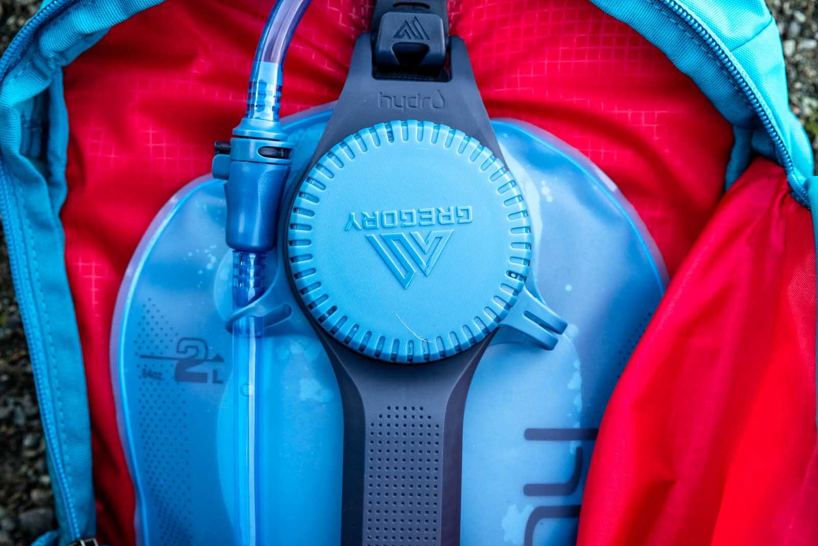 Details of Gregory Swift 16 H2O - a view of the hydration bladder and handle with connection to the hydration hose and the pack