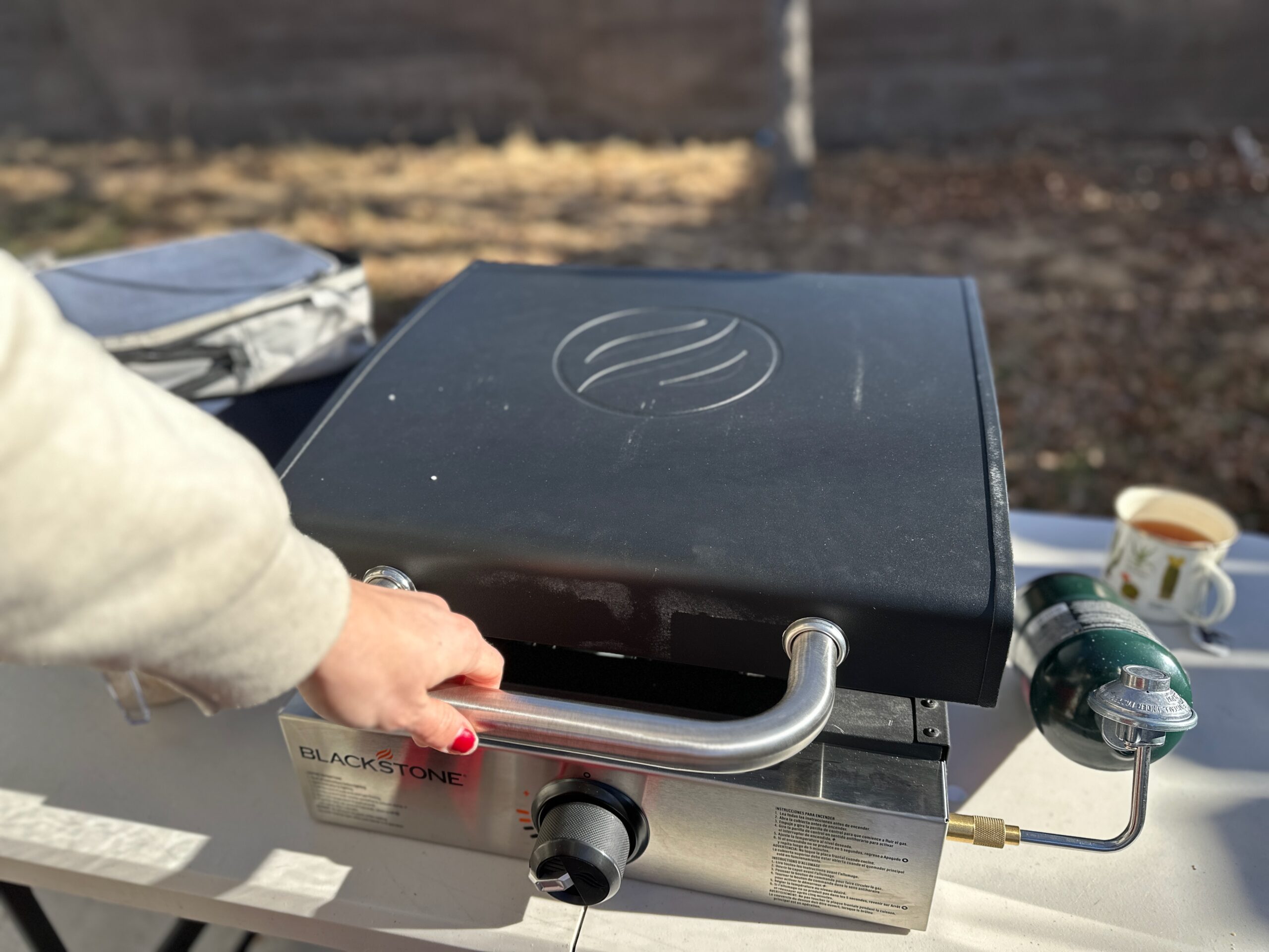 the Blackstone Original 17" Tabletop Griddle with Hood with the lid closed